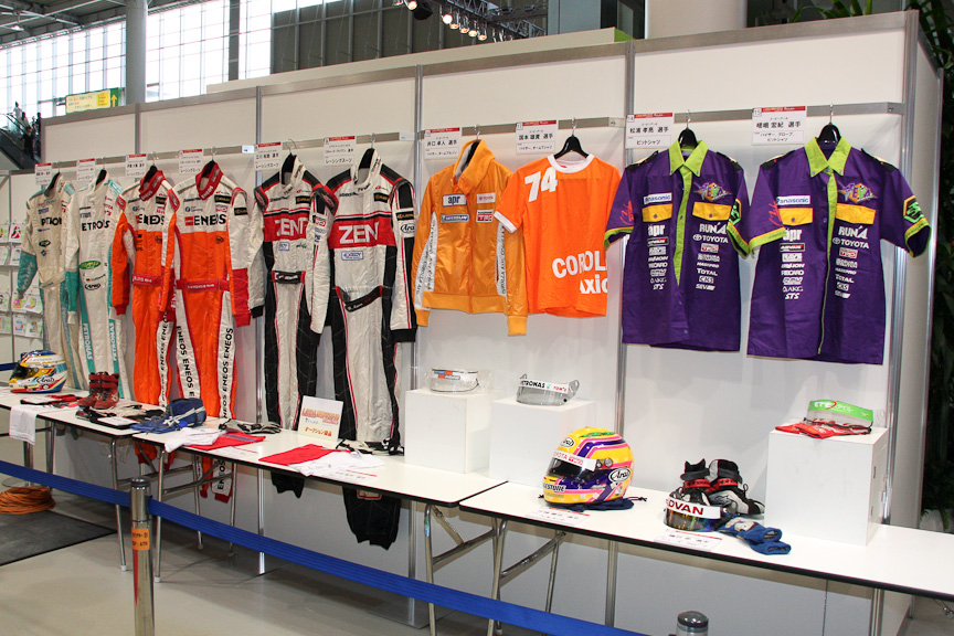 使用済みのレーシングスーツを始め、お宝グッズがオークションにかけられた