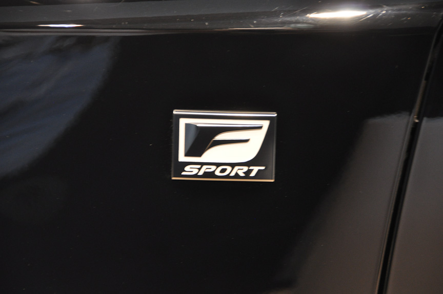 Fコンセプトの証しであるエンブレムを装着している