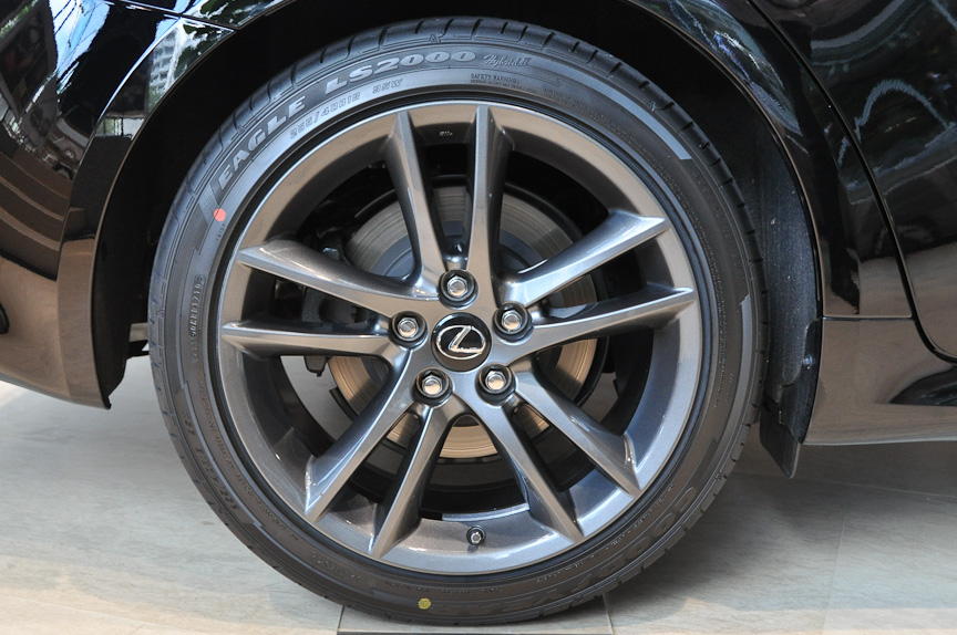 “F SPORT”専用18インチアルミホイール。タイヤサイズはリア（写真）が255/40 R18、フロントが225/40 R18