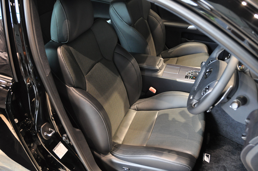 ホールド性に優れると言うスポーツシート