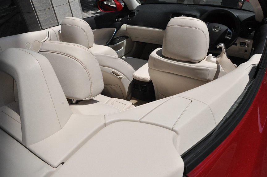 コンバーチブルモデルに新たに追加されたIS350C