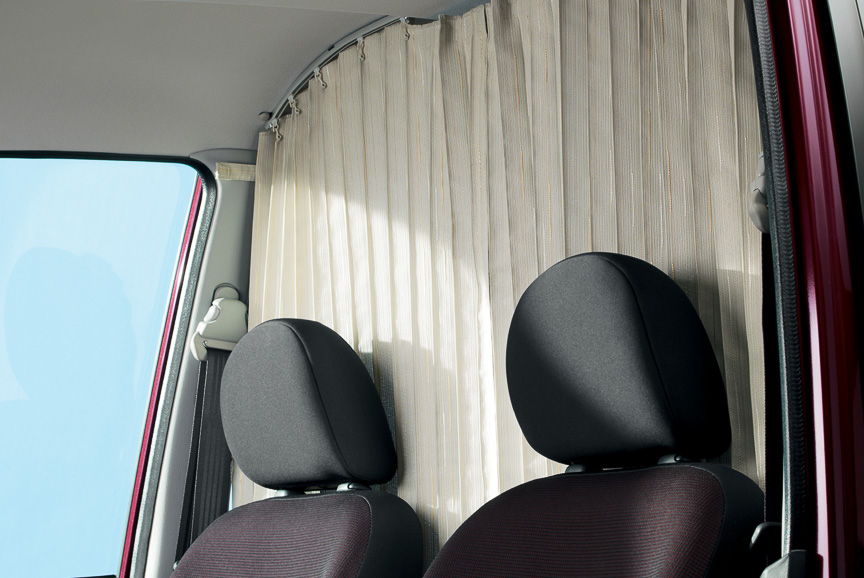 前後座席間と後席の3方向にウインドーカーテンを装備