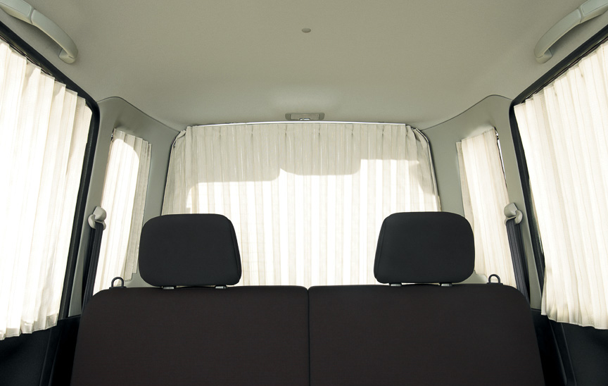 前後座席間と後席の3方向にウインドーカーテンを装備