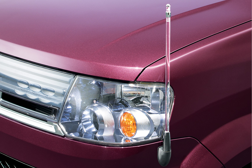 エクステリアではコーナーポールやリアアンダーミラーを装備