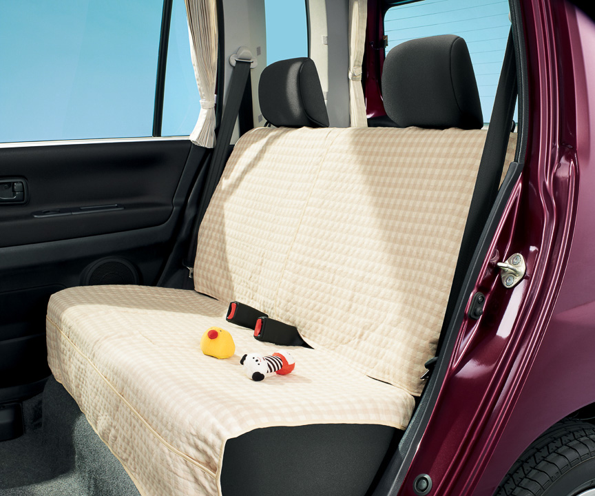 後席のISO FIX対応チャイルドシート固定用アンカー（写真左）とチャイルドクッションカバー