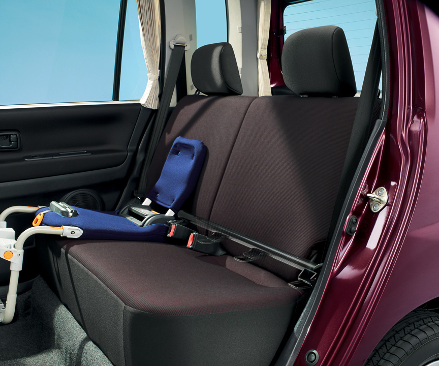 後席のISO FIX対応チャイルドシート固定用アンカー（写真左）とチャイルドクッションカバー