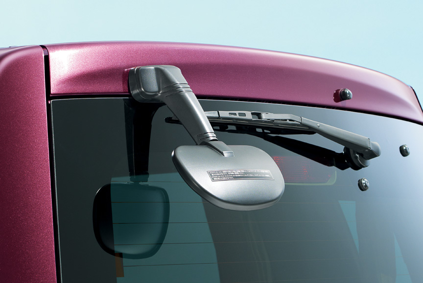 エクステリアではコーナーポールやリアアンダーミラーを装備