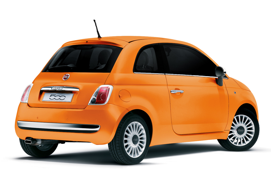 フロントおよびリアバンパー、サイドミラー、ドアハンドル部などにクロームパーツを使用。専用の15インチアルミホイールも装着する。タイヤサイズは185/55 R15