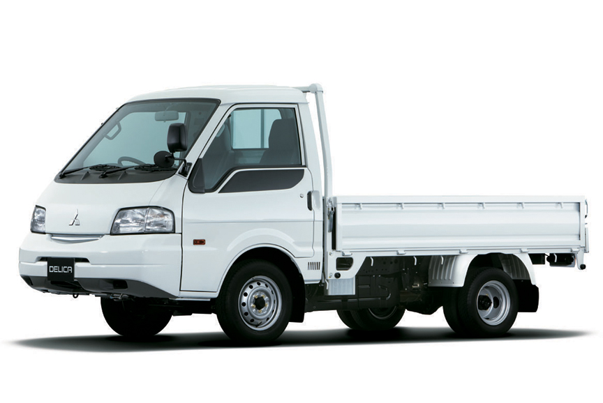 デリカバン（写真左）、デリカトラックは新型の直列4気筒DOHC 1.8リッターエンジンを搭載し、燃費を向上