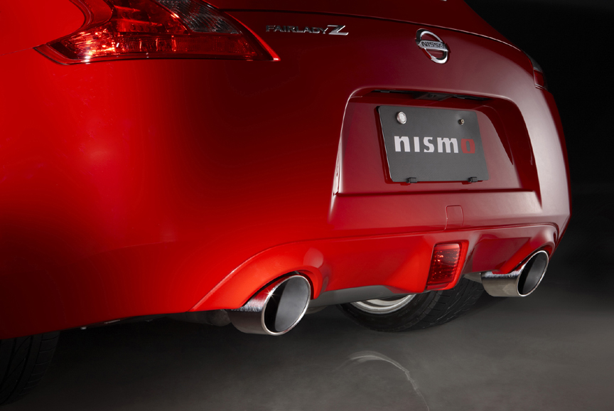 同梱される専用等長フルデュアルエキゾーストシステムは、Version NISMOに採用されているものをノーマルバンパーに合わせて専用設計した