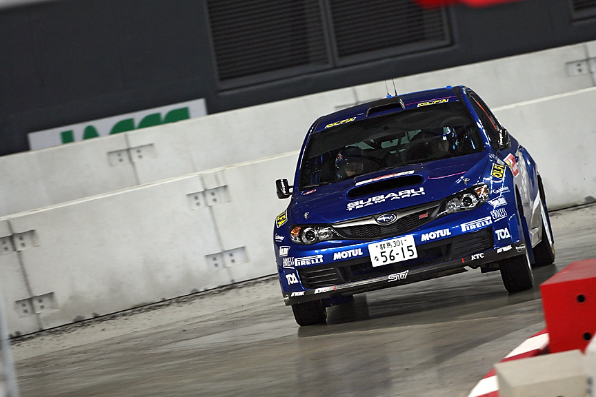 ラリー初日に行われた札幌ドームでのSS1を走る新井選手