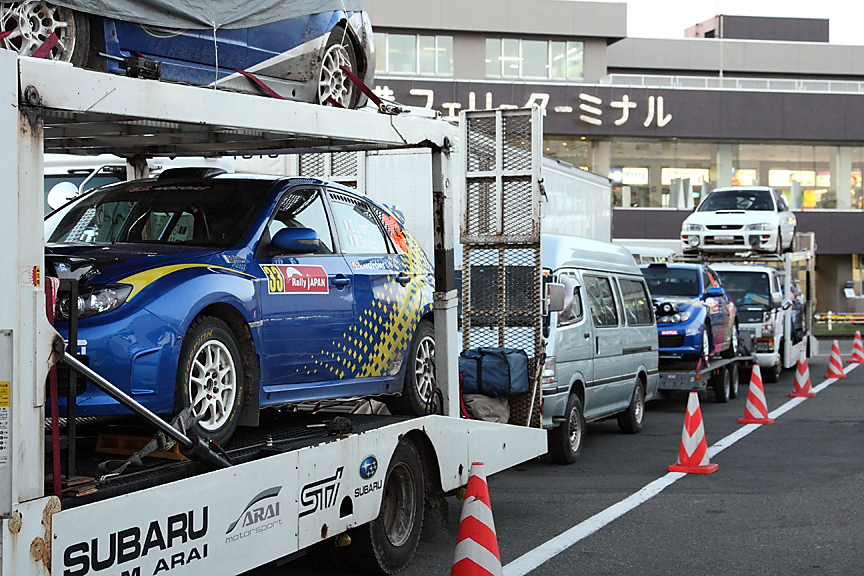 フェリーターミナルで積み込みを待つラリー車