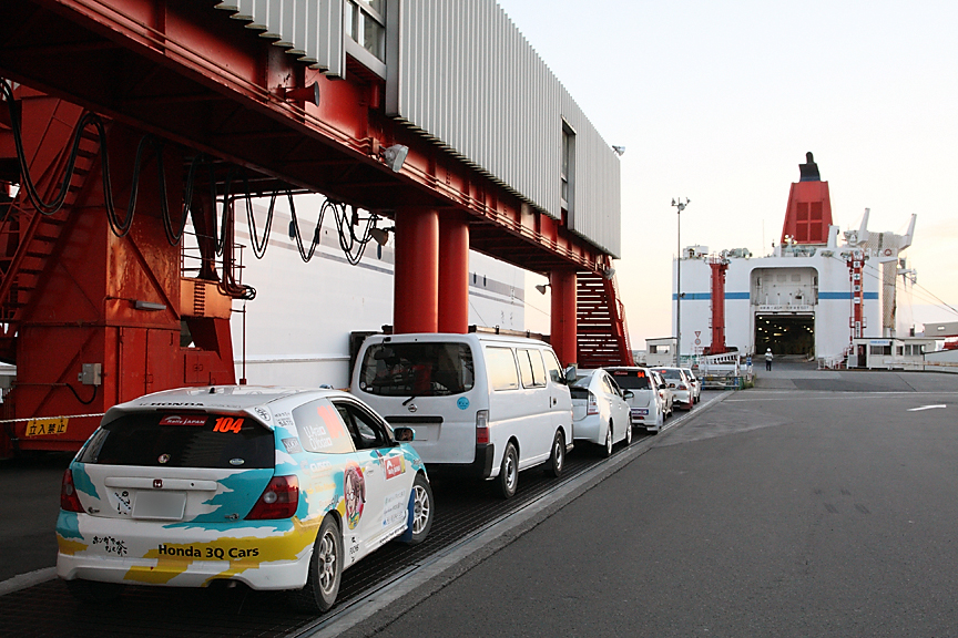 一般車と同じように乗船を待つ車両も