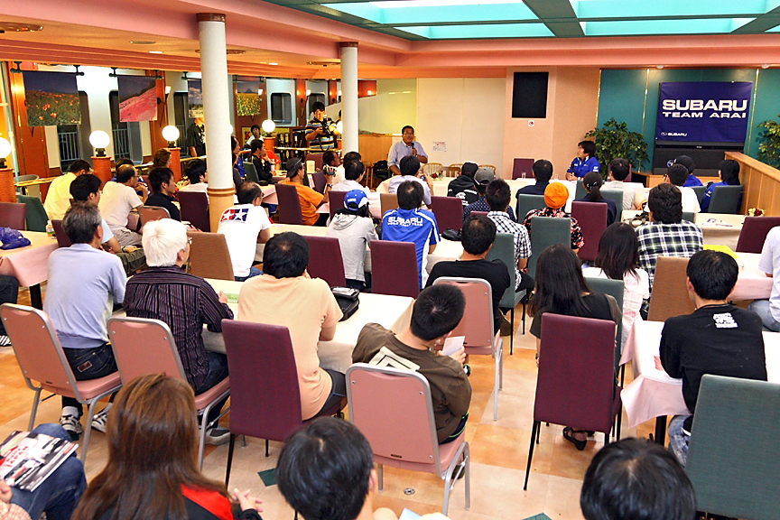 会場となったレストランはファンで埋まった