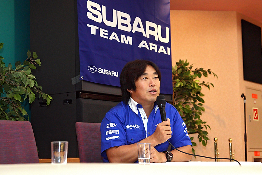 大きなクラッシュだったが元気な姿でファンの前に登場。ディープなトークでファンを楽しませた