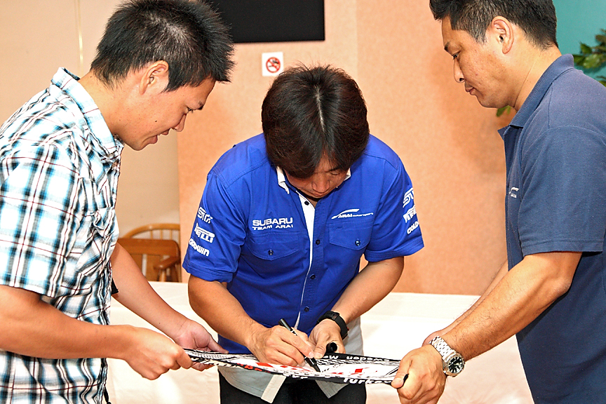 トークショー終了後はサインや記念撮影などのファンサービスも