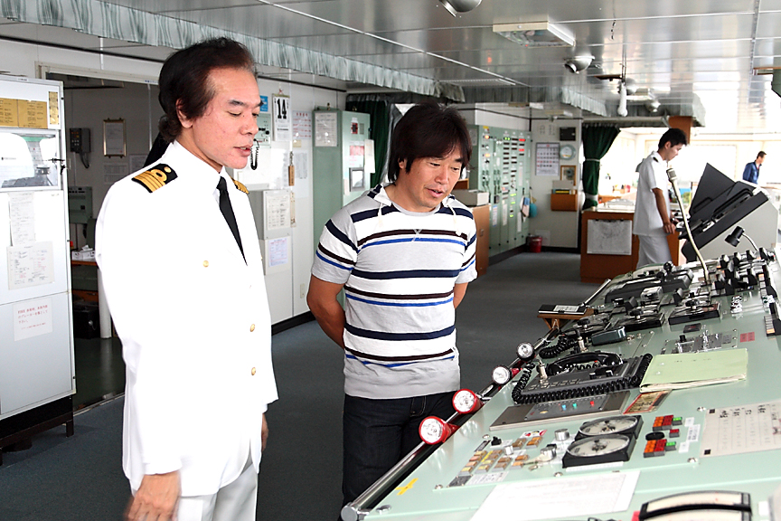 翌日はブリッジを訪れ船長の斉藤氏と談笑。操船の難しさや構造など、クルマと共通する部分が多いだけに話が弾んでいた