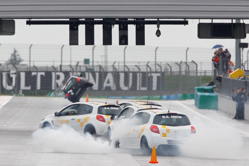 当日はアクロバット走行も披露される（パフォーマンス画像はイメージ）