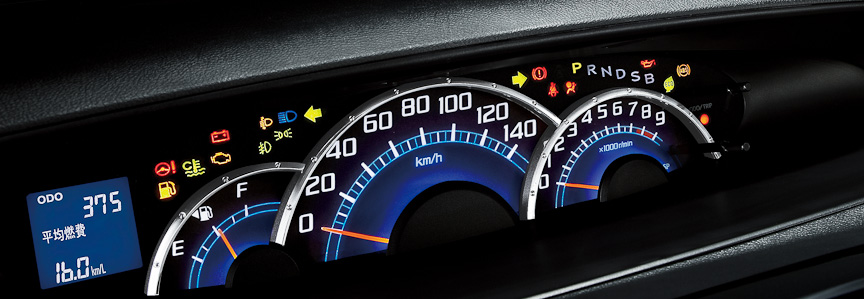 タント カスタムRSでは、タコメーター付きの大型3眼センターメーターを採用する