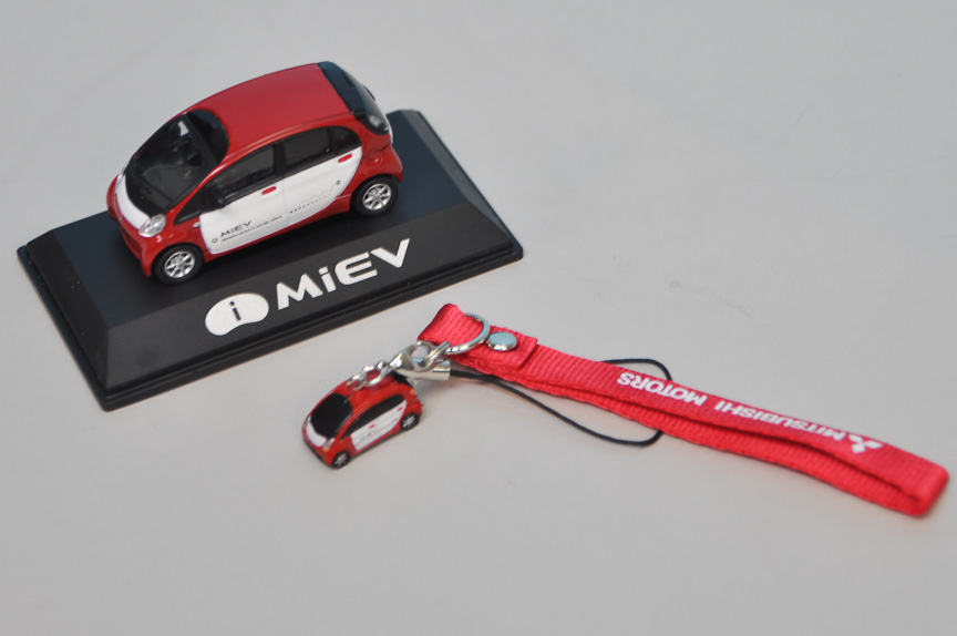 「i-MiEV」の携帯ストラップとミニカー