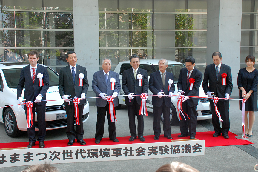 走行実験開始の際にテープカットが行われた