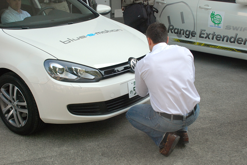 セレモニーが終わり、試乗のためにナンバーを取り付けているところ