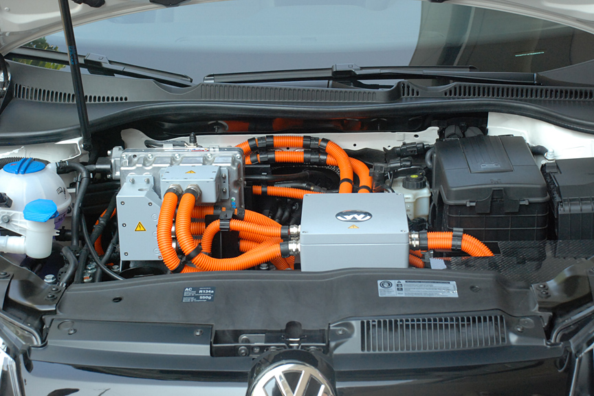 通常モデルでエンジンのある位置には、インバーターやモーターが収まる