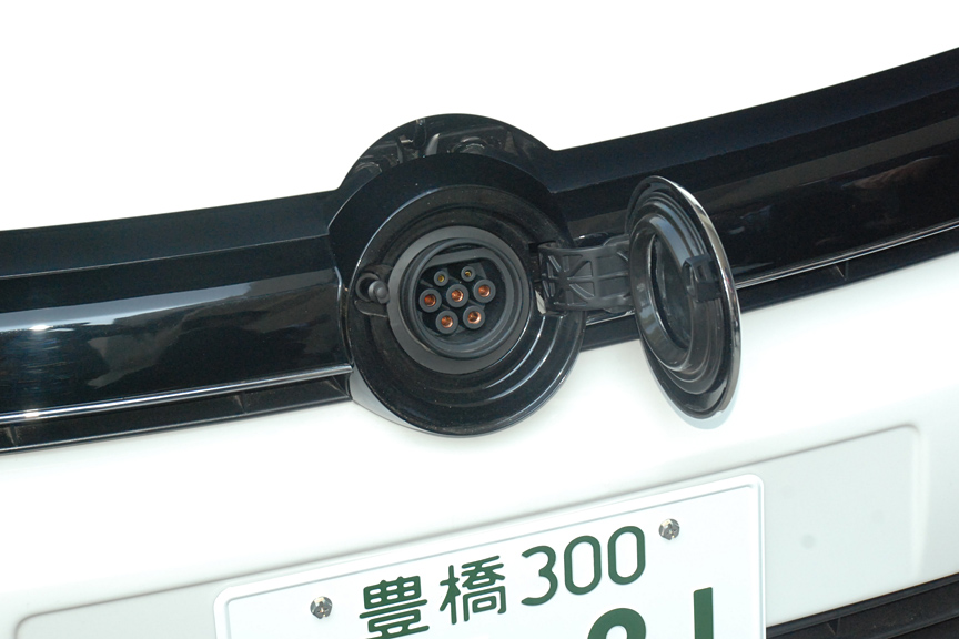 フロントの「VW」エンブレムを開くとと充電用のコネクターがある