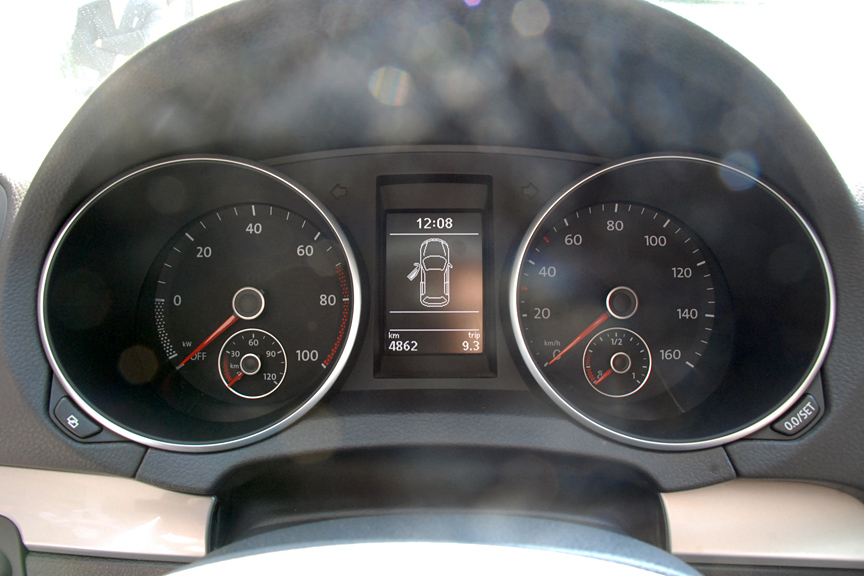 メーター。左の回転計のように見えるのは電力計。回生ブレーキ時にはマイナス側に振れる