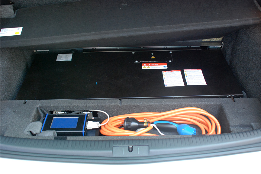 トランクにはバッテリーとケーブルなどが入っている