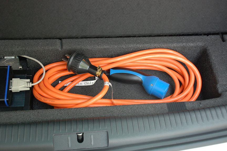 充電ケーブルはかなりの長さ