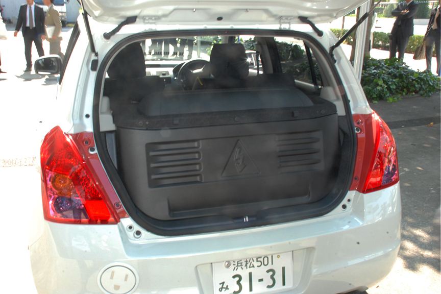 後部に積まれるバッテリー。かなりの大きさだ