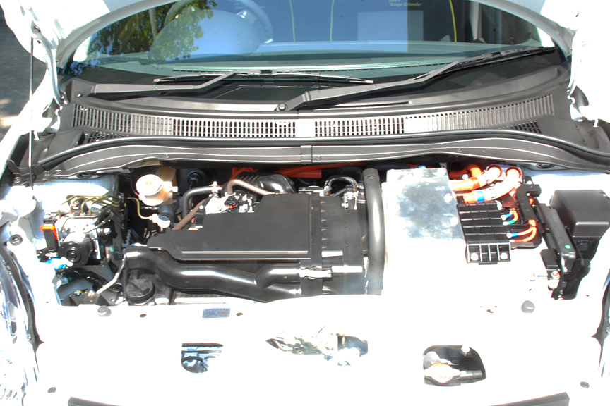 エンジンルームには660ccエンジンとインバーターが収まる