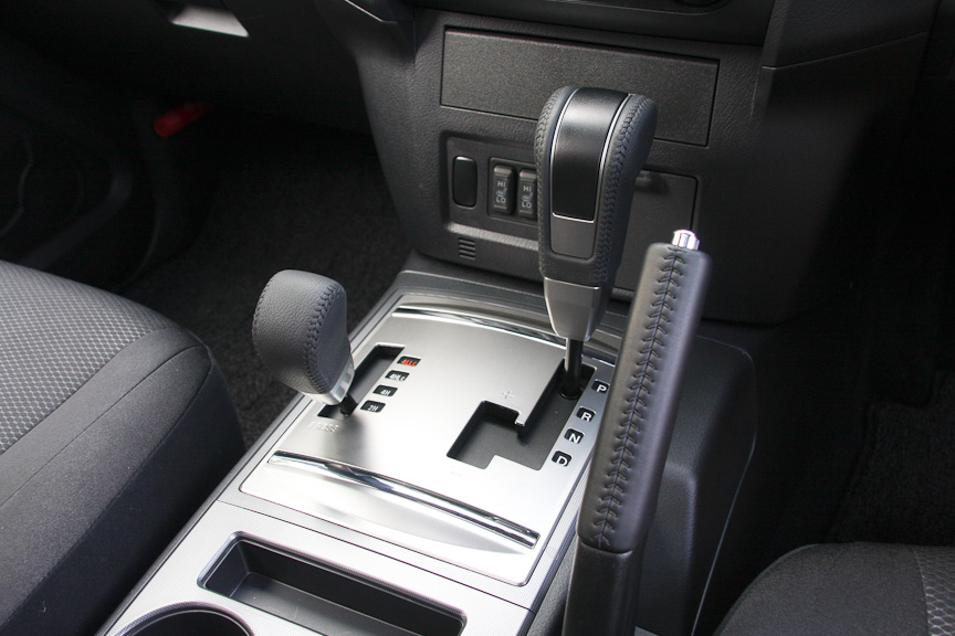 トランスミッションは、低燃費かつ高トルク容量の新型に変更