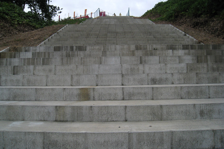 J席はきつい階段を登らないとたどり着けない