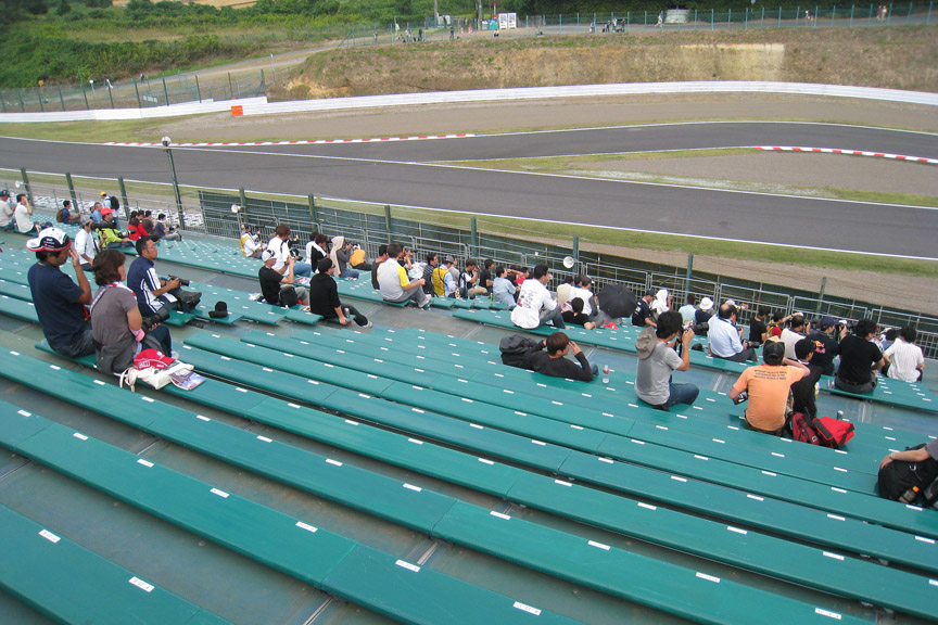 金曜日の朝はスタンドも空いていてノンビリした感じだ