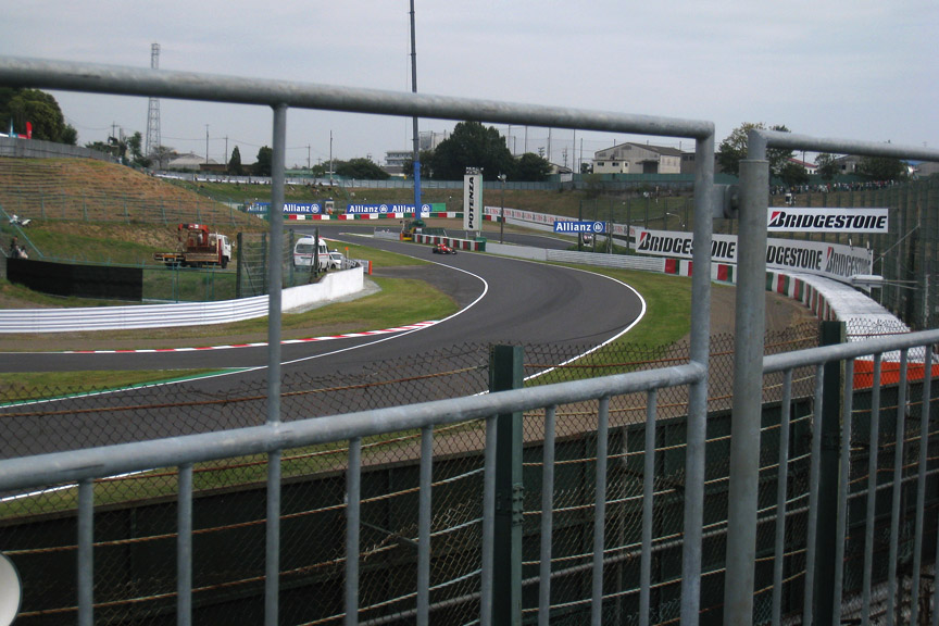 J席の最前列に座るとこんな感じに見える