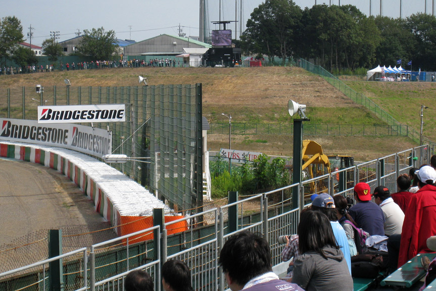 ヘアピン席用のサーキットビジョンがチラッと見える