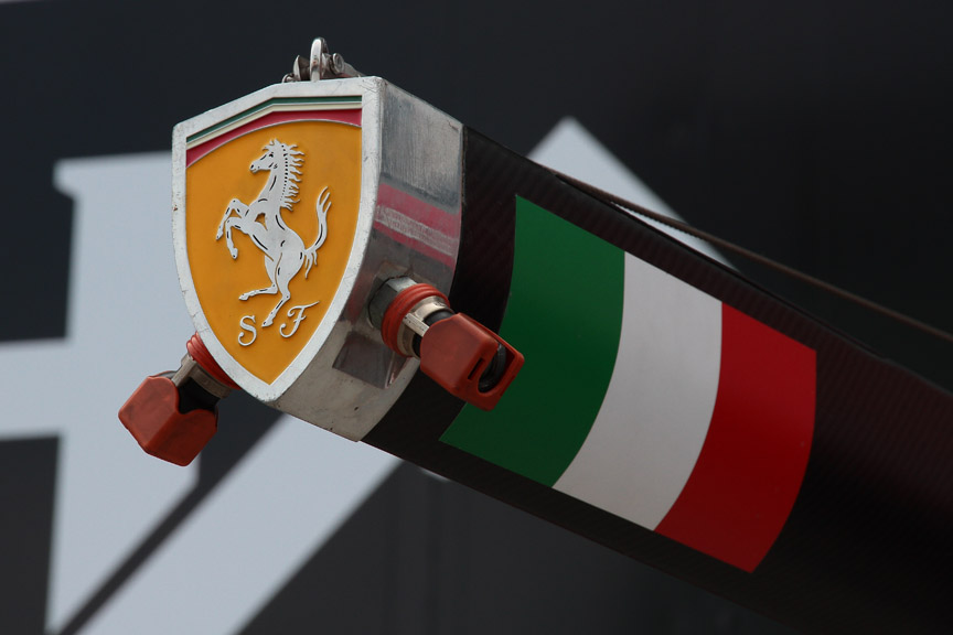 フェラーリは装置の断面が丸でなくエンブレム形状となっている