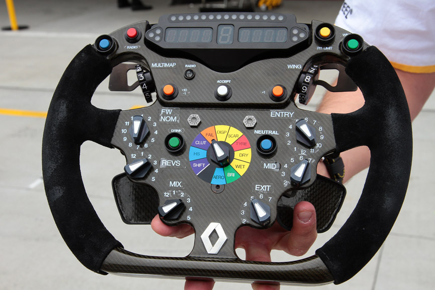 ルノーはステアリングを触らせてくれるので大人気だった