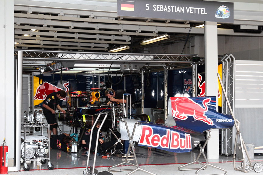 ベッテル選手のマシンも2回目のセッションに向け準備中
