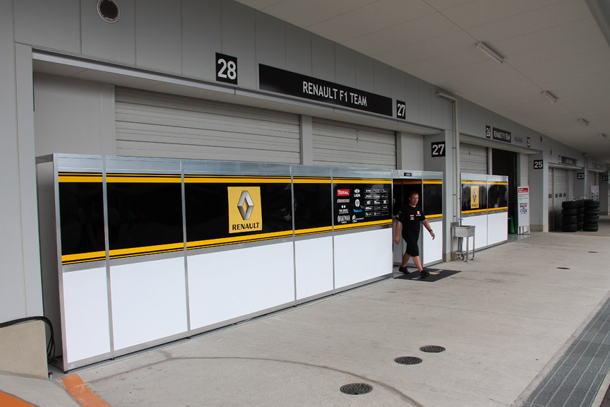 ピット裏も国内レースと違い閑散としている