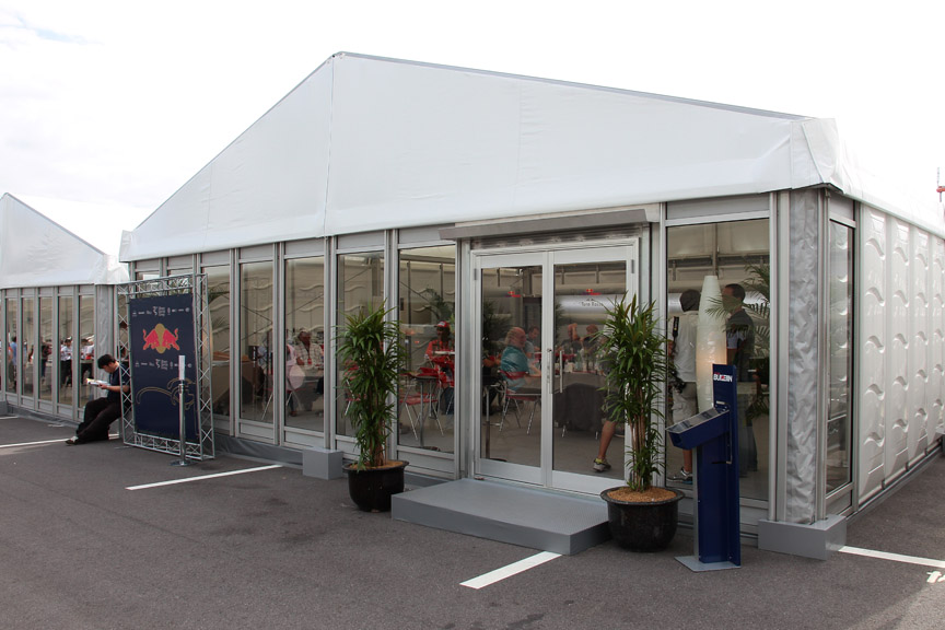 各チームのスタッフはパドックに設置したブースでお食事