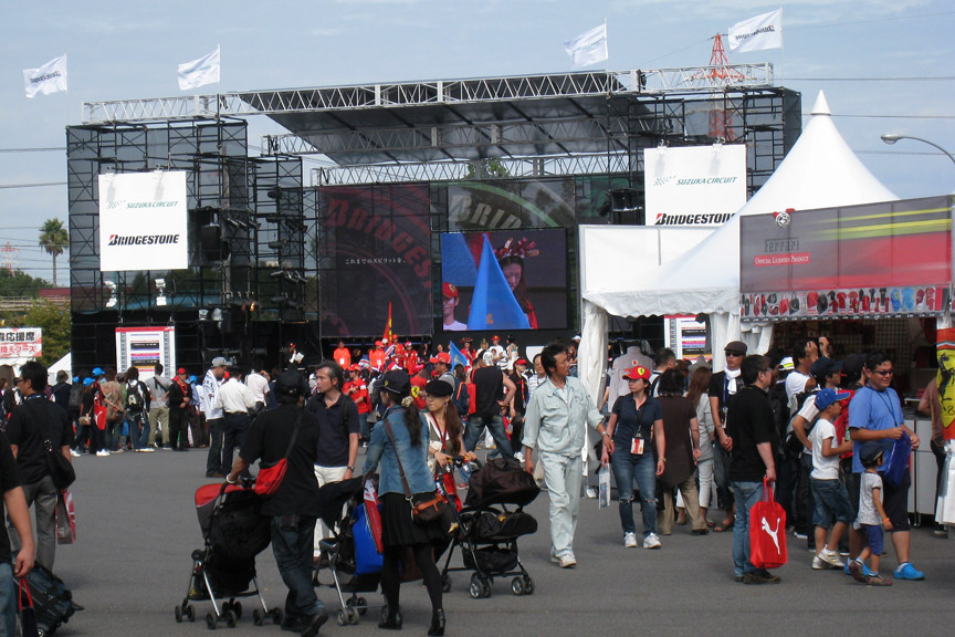 金曜日の昼過ぎ、GPスクエアはそこそこ賑わっていた