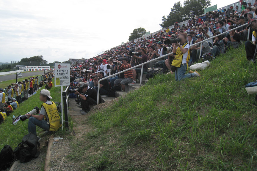 当然、スタンドの席は観客がぎっしり。この日は望遠レンズもOKなので席にも大砲が見える