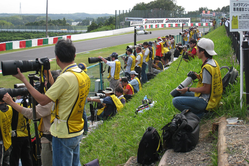 土嚢が積まれ撮影しやすくなったカメラマンシート専用エリアは大人気だった。途中、この傾斜のきつい土手を2個目のスピーカーの位置まで移動した