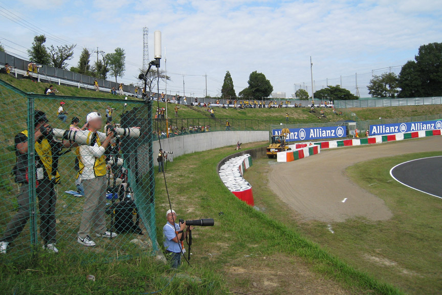 湾曲部の土手もすべてカメラマンシート専用エリア。広いので空いて見えるが人数はかなりいる