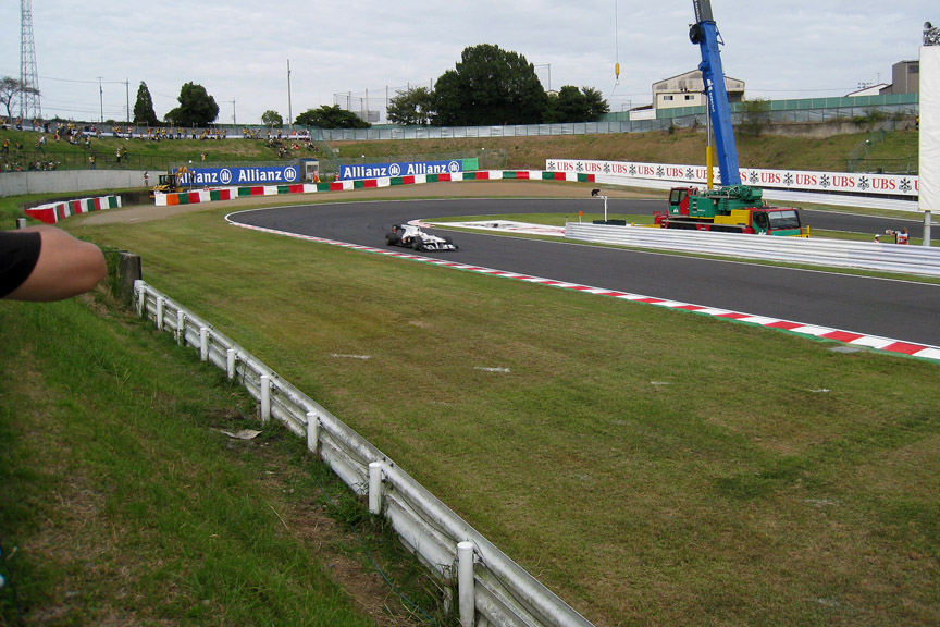 土手を横切りこの位置まで移動して撮影。ちなみにこの位置からガードレールの間までが報道エリア