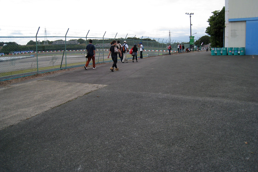 多くの人がエキストラビューエリアだと思っているスプーン手前の高台。全席指定の昨年は混雑していたが、金曜日は自由席なので、ほとんど観戦する人はいなかった