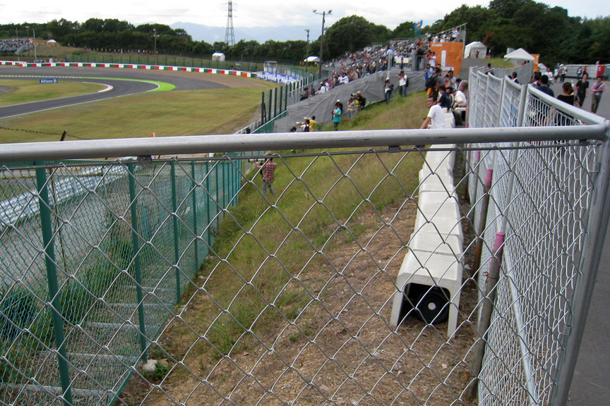 昨年は幕が張られていたが、今年は金網だけ。L席手前の土手は誰でも撮影OKのようだ